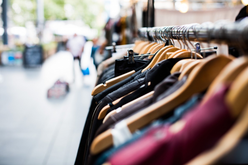 vitrine-ROQUEBILLIERE-min_blur_close_up_focus_hanger_jacket_market_people_rack-1176303