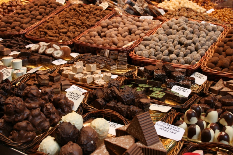 vitrine-ROQUEBILLIERE-min_chocolates_chocolate_nibble_sweetness_fine_chocolates_gourmet_candy_brand-752083