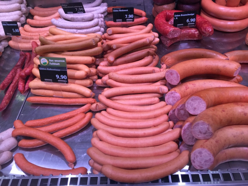 vitrine-ROQUEBILLIERE-min_sausages_meat_butchery-1069321