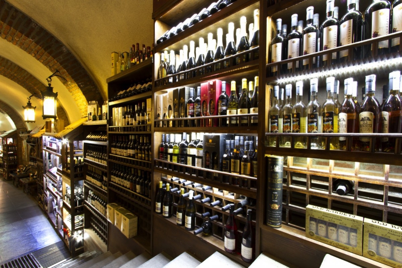 vitrine-ROQUEBILLIERE-min_world_street_travel_shop_canon_georgia_wine_bottles-429767